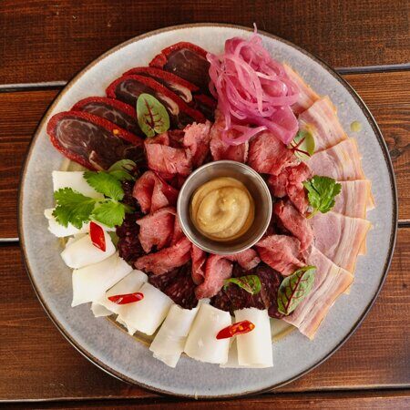Мясная тарелка