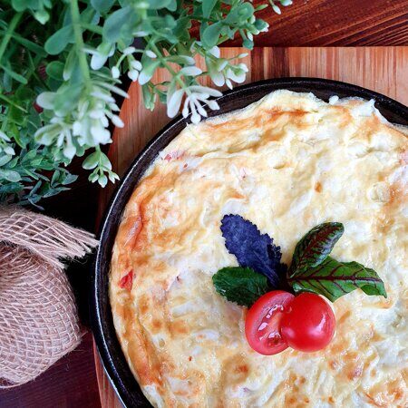 Омлет с сыром и томатами