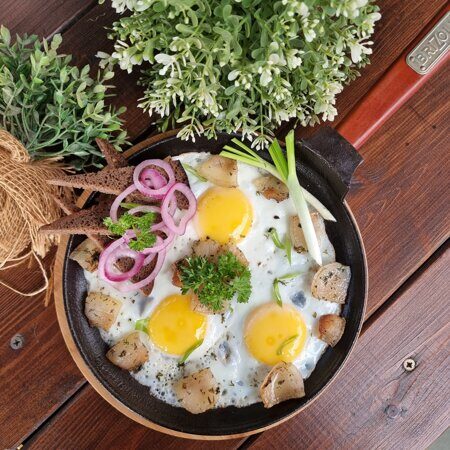 Яичница с луком и салом